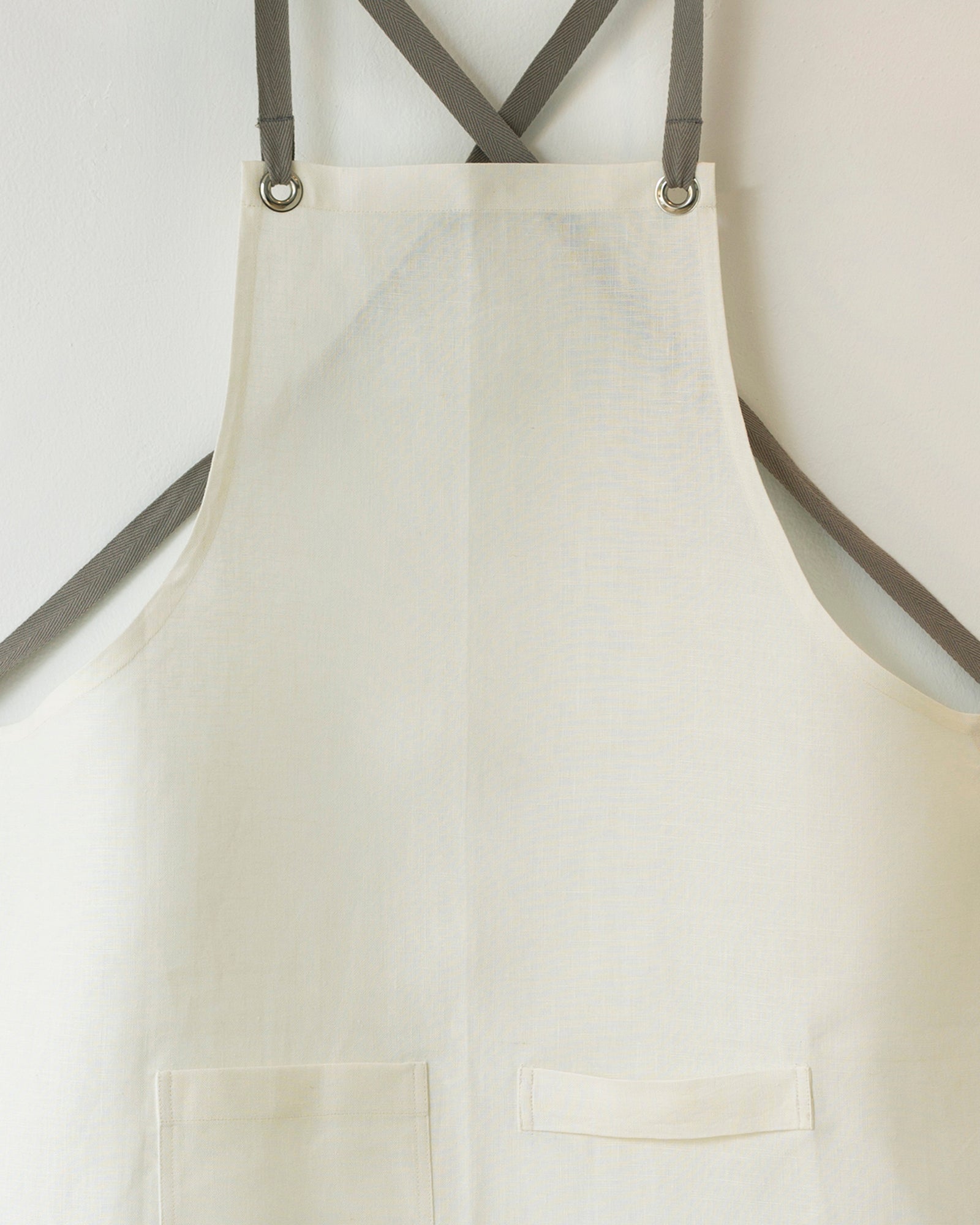 【JONNLYNX】の LINEN APRON ZincApronclose4x5.jpg?v=1601686666